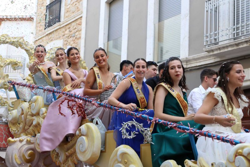 Les carrosses de Gata omplin el recorregut d’enginy, confeti,… i crítiques per l’entrada de bous “sorpresa” Les carrosses de Gata omplin el recorregut d’enginy, confeti,… i crítiques per l’entrada de bous “sorpresa”